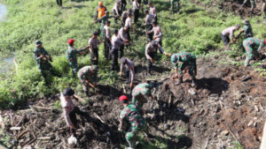 Bersihkan Sampah di Sungai Siluwur, Polres dan Kodim Sukoharjo Gelar Karya Bakti