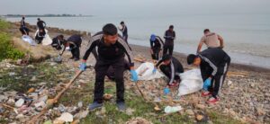 Ditpolairud Polda Jawa Tengah Bersihkan Pantai Cipta Semarang