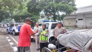 Bagikan Nasi Kota di Jumat Berkah, Satlantas Polresta Pati Sasar Sejumlah Pengendara