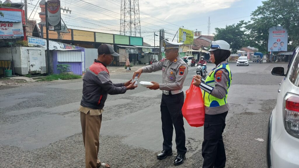 Kepedulian Polisi: Jum’at Berkah di Jalan Kembangjoyo dan Pati – Gabus