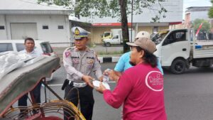 Satlantas Polresta Pati Berbagi Berkah di Jalan Raya P. Diponegoro