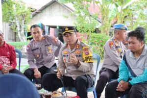 Kapolres Barsel Jumat Curhat Bersama Warga Terdampak Banjir dan Beri Bansos