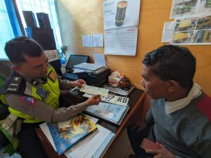 Antar STNK & TNKB ke Rumah Pemohon. Satlantas Polres Lamandau Beri Pelayanan Prima