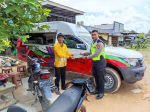 Beri Pelayanan Prima, Satlantas Polres Lamandau Antar STNK & TNKB ke Rumah Pemohon