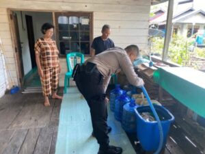 5.000 Liter Air Bersih Didistribusikan Polres Barsel Untuk Warga Terdampak Banjir