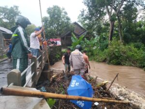 Polres Sukoharjo Lakukan Evakuasi Warga Terdampak Banjir