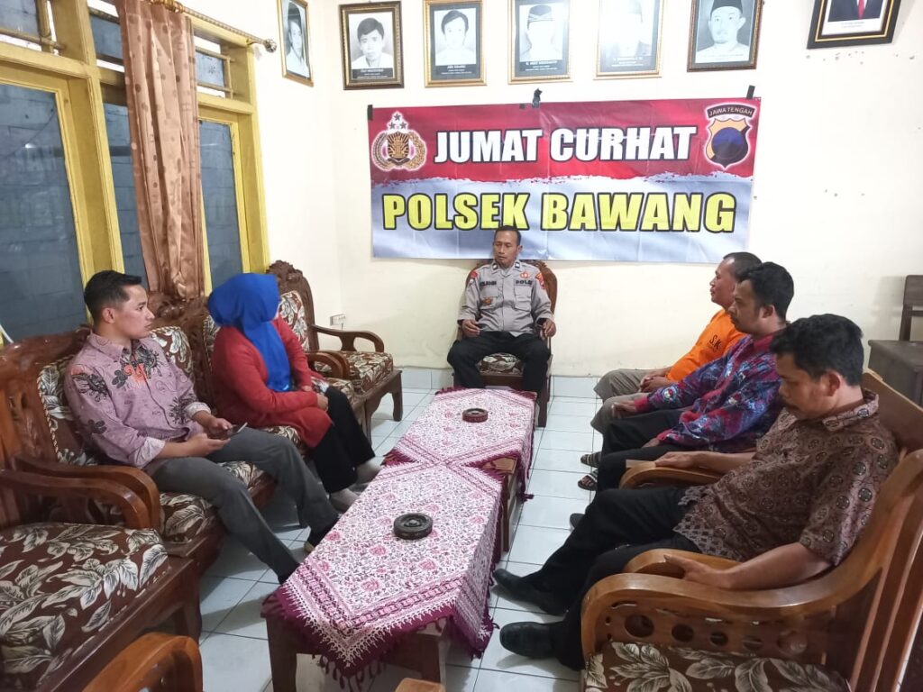 Bersama Warga Desa Surjo, Polsek Bawang Gelar Jumat Curhat