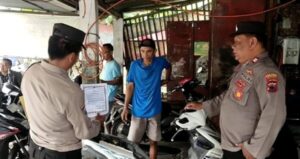 Beri Edukasi, Bhabinkamtibmas Polres Sukoharjo Bagikan Stiker Larangan Knalpot Brong