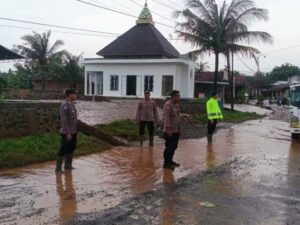 Jalan Tayu – Puncel Tergenang Air, Polsek Dukuhseti Hadir Amankan Lalulintas