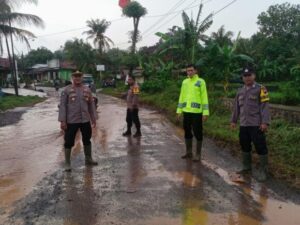 Jalan Tayu – Puncel Tergenang Air, Polsek Dukuhseti Pati Amankan Lalulintas