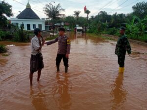 Banjir Dukuhseti, Kapolresta Pati Ingatkan Pengguna Jalan untuk Tetap Waspada