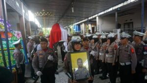 Sedang Atur Lalu Lintas, Polisi di Klaten Ditabrak Mobil yang Sopirnya Main HP