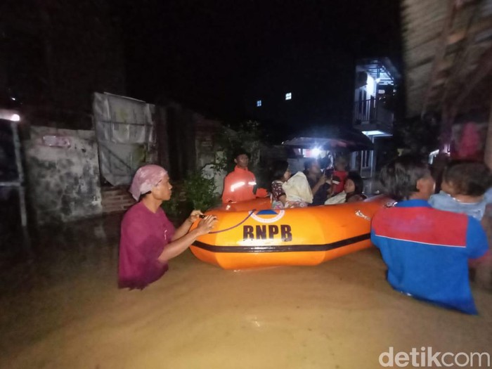 Banjir Melanda Tiga Desa Di Wilayah Kecamatan Ketanggungan Kabupaten Brebes Akibat Meluapnya Sungai Babakan Jumat 512024 Dini 1 43