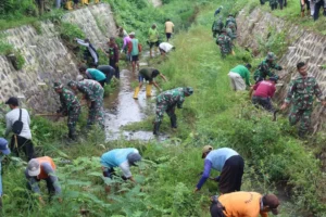 Bersihkan Sungai Sendangsari, Anggota Kodim dan Polres Batang Cegah Banjir