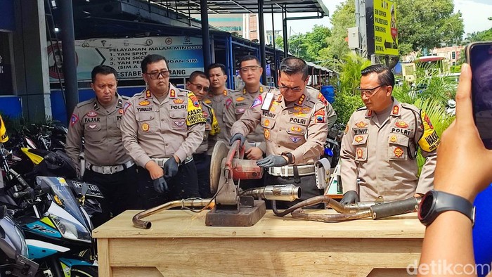 Dirlantas Polda Jateng Kombes Sonny Irawan Menghancurkan Knalpot Brong Hasil Sitaan Polrestabes Semarang Jumat 512024 169