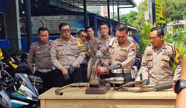 Dirlantas Polda Jateng Kombes Sonny Irawan Menghancurkan Knalpot Brong Hasil Sitaan Polrestabes Semarang Jumat 512024 169