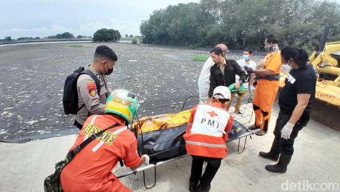 Evakuasi Mayat Pria Yang Ditemukan Di Iplt Semarang Senin 2212024 169