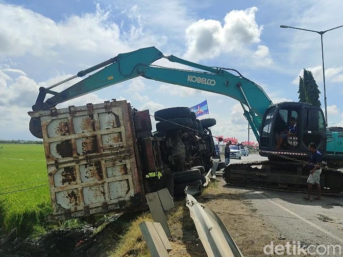 Evakuasi Truk Di Jalan Lingkar Kadilangu Jalur Pantura Kabupaten Demak Kamis 2512024 Siang 43 (1)