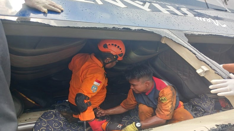 Evakuasi Korban Lakalantas Bus Po Shantika Di Tol