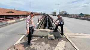 Seorang pemotor jatuh dari atas jembatan layang di Semarang