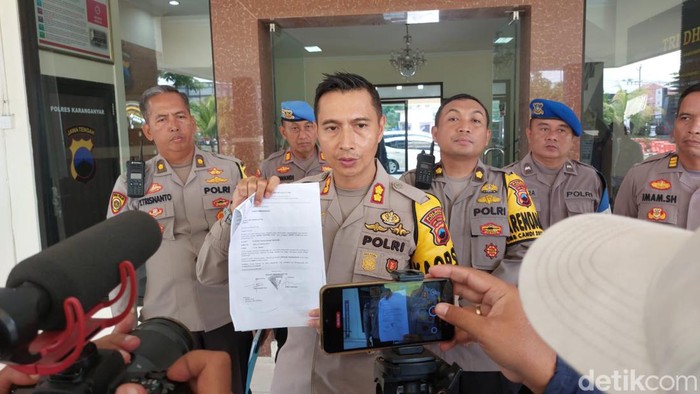 Kapolres Karanganyar Akbp Jerrold Hendra Kumontoy Saat Ditemui Awak Media Di Mapolres Karanganyar Senin 2912024 169