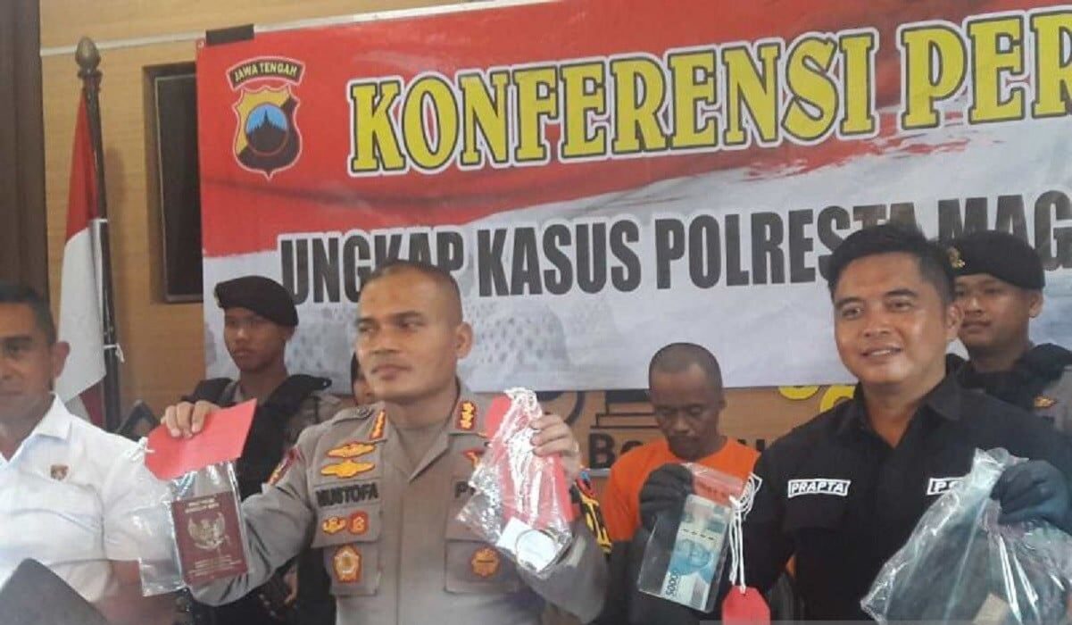 Kapolresta Magelang Kombes Mustofa Menunjukkan Barang Bukti 0k2s