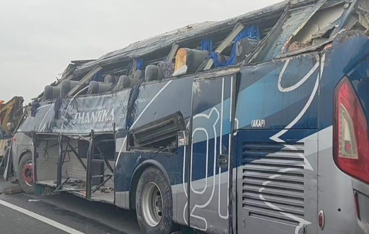 Kecelakaan Bus Po Shantika Terjun Dari Jalan Tol Pemalang Km 320 Ke Jalan Desa Di Wilayah Kecamatan Ampelgading Kabupaten Pema 1 43