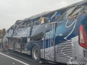 Dua Orang Tewas saat Tragedi Bus Terjun dari Tol Pemalang KM 320 ke Jalan Desa