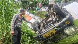 Detik-Detik Kecelakaan Truk Boks Hino Terbalik di Purbalingga: Rem Blong