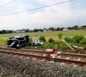 Mobil Tertabrak KA di Prambanan Klaten, 2 Orang Tewas