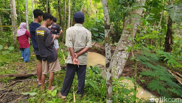 Lokasi Penemuan Mayat Korban Andriyani 50 Di Kolam Yang Berada Di Dusun Karanganyar Desa Krasak Kecamatan Salaman Kabupaten Ma 169