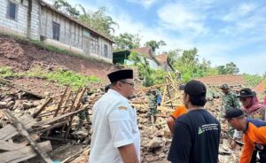 Longsor Timpa Rumah Warga dan Kandang di Rembang