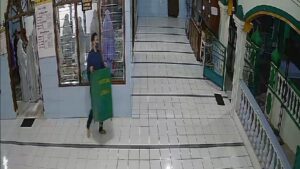 Aksi Maling Kotak Amal Beraksi Santuy di Banyumas Terekam CCTV!