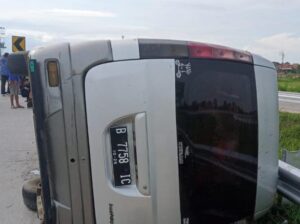 2 Orang Tewas dalam Kecelakaan Mobil Rombongan Santri di Tol Brebes Barat