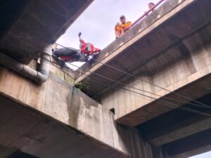 Seorang Pemotor Jatuh dari Flyover Semarang