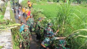 Gotong Royong Bersihkan Sungai di Desa Cepagan, Kodim dan Polres Batang Peduli Lingkungan