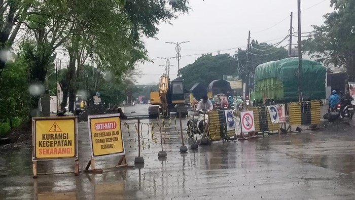 Penampakan Pengerukan Saluran Air Di Jalan Pantura Semarang Kendal Kecamatan Tugu Semarang Rabu 1712024 Sore 1 169