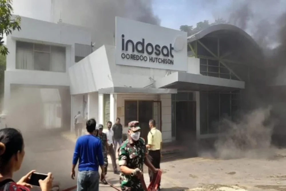 Penampakan Kantor Indosat Yang Terbakar Di Banyumanik Semarang 1704083232