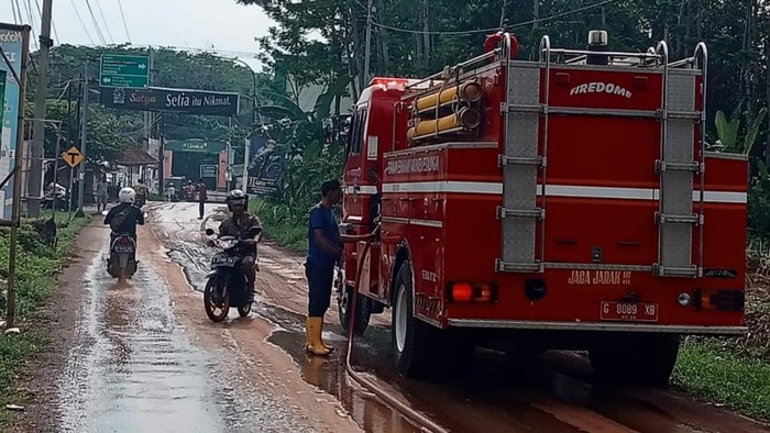 Petugas Membersihkan Lumpur Di Jalan Kampir Desa Wangandowo Kecamatan Bojong Kabupaten Pekalongan Rabu 312024 2 169