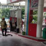 Petugas Pemadam Kebakaran Mengecek Kondisi Dispenser Di Spbu Ipxw