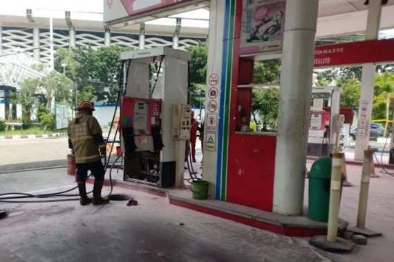 Petugas Pemadam Kebakaran Mengecek Kondisi Dispenser Di Spbu Ipxw