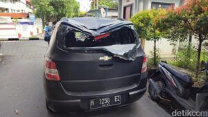 Penyok! Pohon Tumbang Timpa Mobil di Depan SMK Grafika Semarang