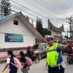 Polisi Di Humbng Jaga Anak Sekolah