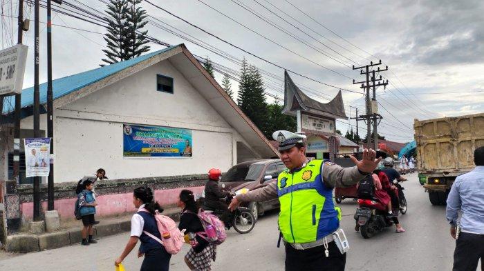 Polisi di humbng jaga anak sekolah