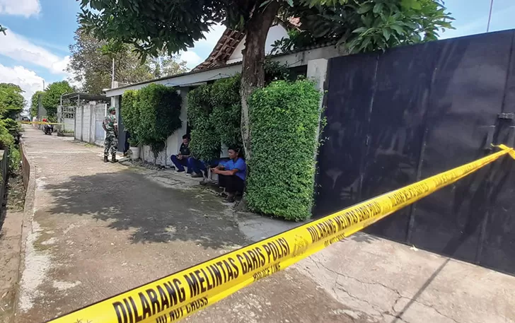 Polisi Pasang Police Line Di Rumah Terduga Teroris 2087842552