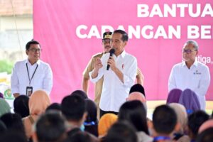 Presiden Jokowi Bagi-Bagi Bansos Beras di Temanggung