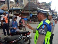 Secara Humanis, Sat Lantas Polres Humbahas Tegur Tukang Becak yang Parkir Sembarangan