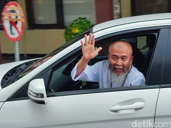 Syekh Puji Dan Keluarga Saat Keluar Dari Gedung Ditreskrimsus Polda Jateng Sesuai Menjalani Mediasi Dengan Eko Khuntadi Kamis 43