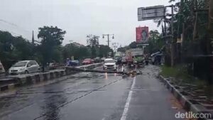 Akibat Tiang Lampu Jalan Jogja-Solo di Ceper Ambruk, Lalin Sempat Macet