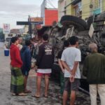 Truk angkut crane tabrak rumah warga di brebes dua orang tewas yjo9lver6j